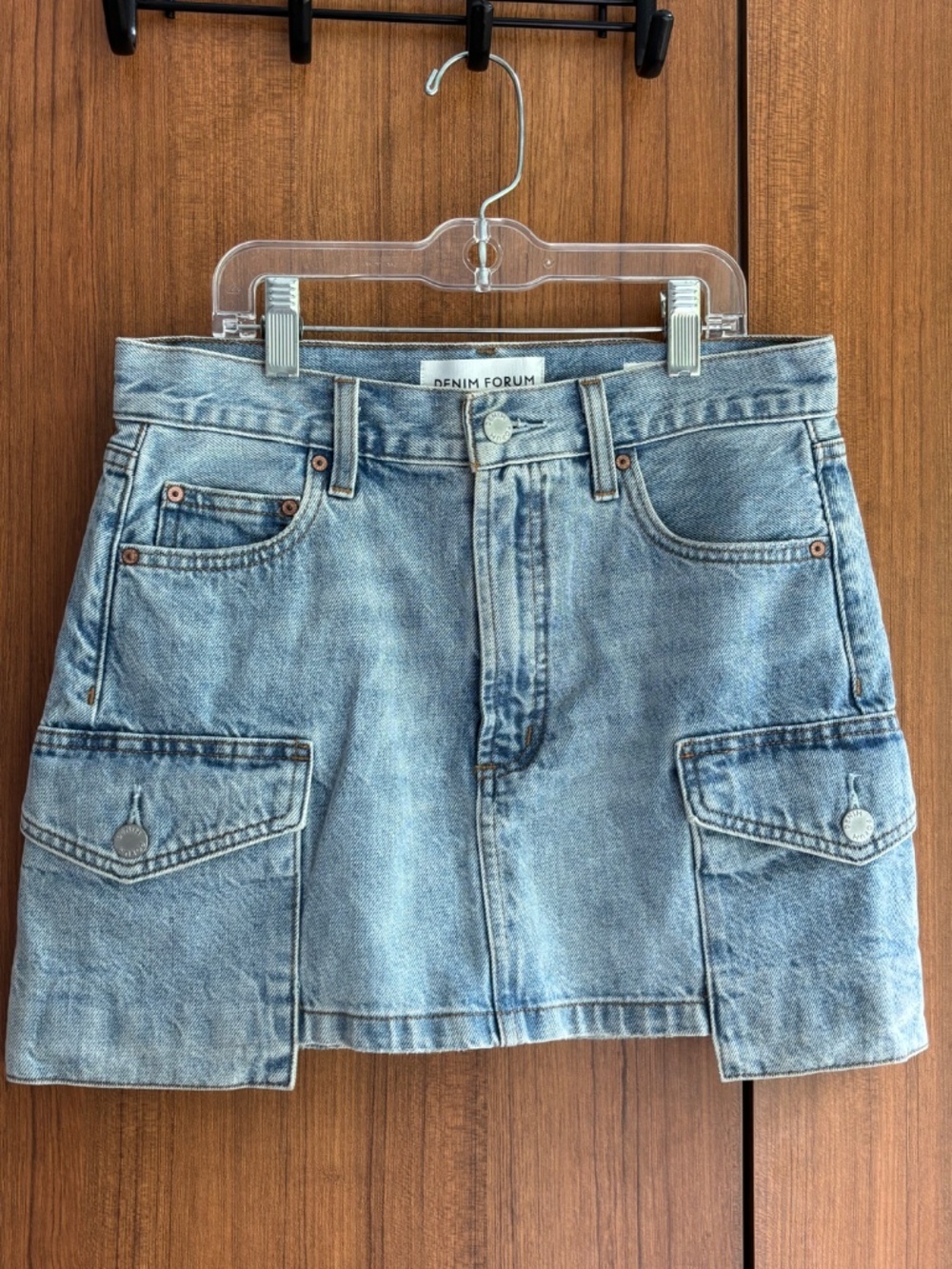 Aritzia Denim Forum The '90s Mid-Rise Cargo Mini Skirt Light Wash - Size 24 - Picture 2 of 16